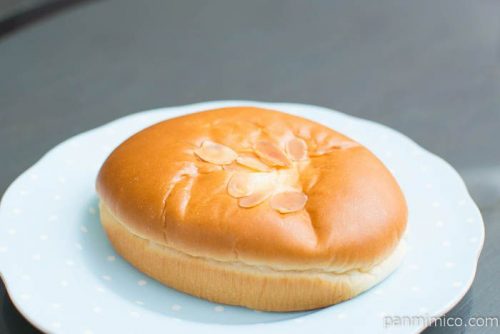 森のたまごと生乳のクリームパン【フジパン】横から見た図