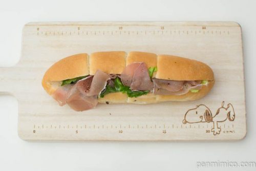 生ハムクリームチーズ（バジルソース）【セブンイレブン】上から見た図