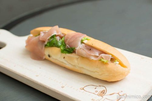 生ハムクリームチーズ（バジルソース）【セブンイレブン】横から見た図