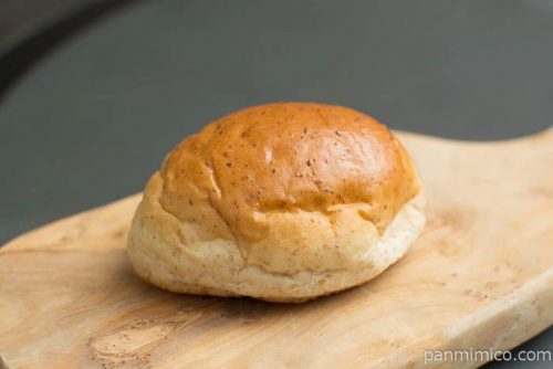 全粒粉入りテーブルロール（北海道産小麦の小麦粉使用）４個入ファミマ横から見た図