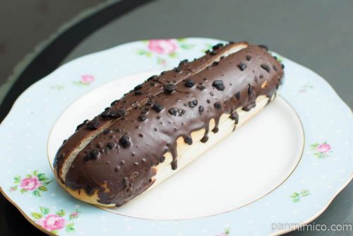 味わうチョコロール（ホイップクリーム）【ヤマザキ】横から見た図