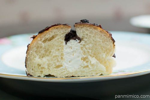 味わうチョコロール（ホイップクリーム）【ヤマザキ】断面図