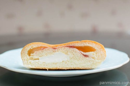 国産小麦のあまおういちごミルクパン【Pasco】断面図