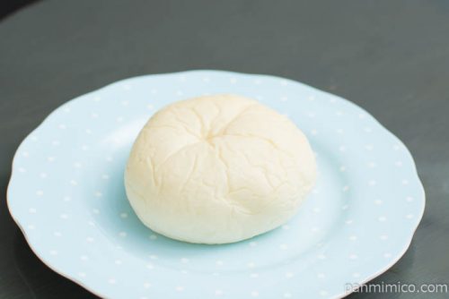 レアチーズクリームパン　チョコＭＩＸ【神戸屋】横から見た図