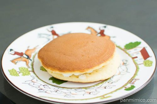 ヤマザキ ホットケーキサンド（キャラメルソース＆ホイップ）横から見た図