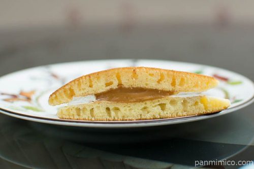 ヤマザキ ホットケーキサンド（キャラメルソース＆ホイップ）断面図