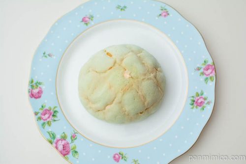 ホイップ入りメロンパン（北海道産メロンの果汁入りホイップ）【ヤマザキ】上から見た図