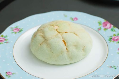 ホイップ入りメロンパン（北海道産メロンの果汁入りホイップ）横から見た図