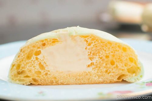 ホイップ入りメロンパン（北海道産メロンの果汁入りホイップ）【ヤマザキ】断面図