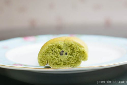 ちぎれる抹茶あずきクリームフランスパン【ローソン】断面図