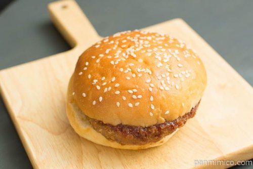 メンチカツバーガー（マスタード入り）【セブンイレブン】横から見た図