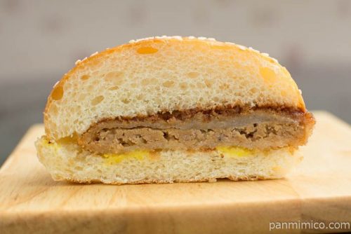 メンチカツバーガー（マスタード入り）【セブンイレブン】断面図