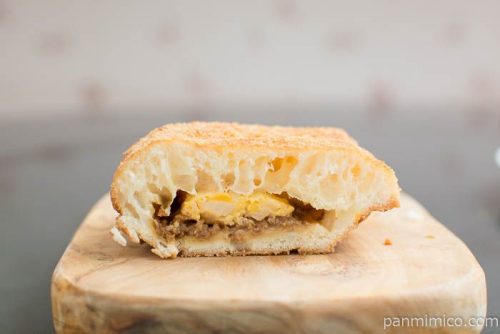 たまごと鶏そぼろドーナツ【神戸屋】断面図