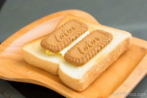 ビスコフ オリジナルカラメルビスケット 2P×8パンにのせたところ