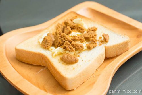 ビスコフ オリジナルカラメルビスケット 2P×8パンに砕いてのせたところ