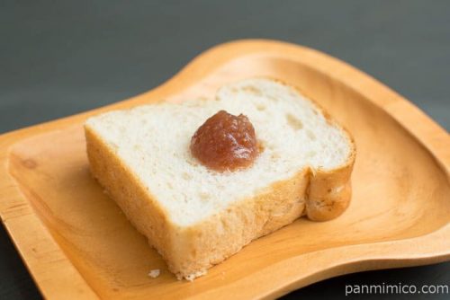 【ハーブガーデンmoco】いちじくジャムをパンにのせたところ