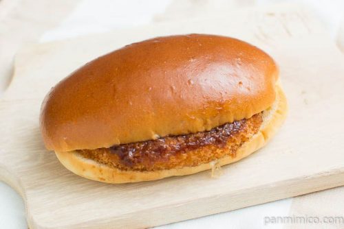 北海道産じゃがいものコロッケパン【セブンイレブン】横から見た図