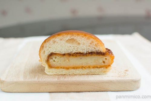 北海道産じゃがいものコロッケパン【セブンイレブン】断面図