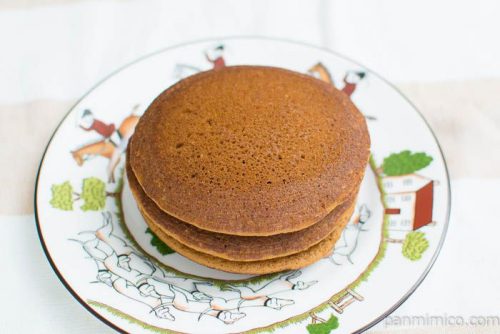 ホイップで食べるパンケーキ カフェラテ【Pasco】横から見た図