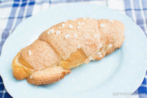 マカロンクロワッサン(六甲山麓牛乳入りホイップ使用)【ローソン】横から見た図