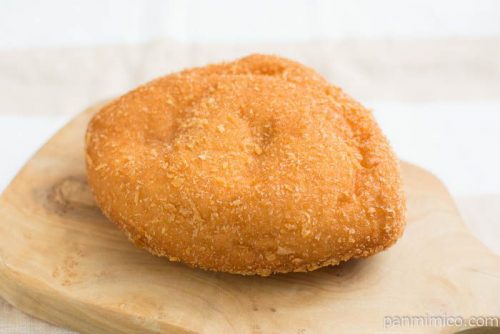 とろ～り半熟たまご入りカレーパン【ファミリーマート】横から見た図