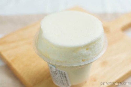 まっ白ミルクのスフレ・プリン【ファミリーマート】横から見た図