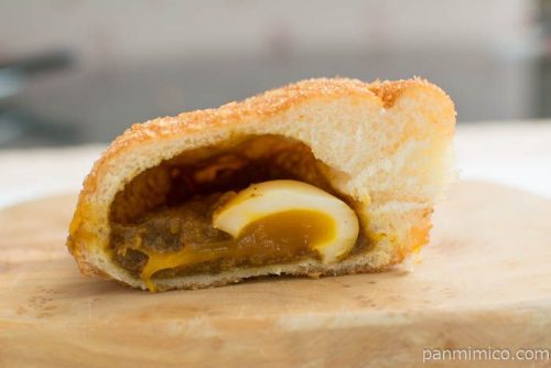 とろ～り半熟たまご入りカレーパン【ファミリーマート】断面図