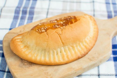 餃子みたいなパン【ファミリーマート】横から見た図