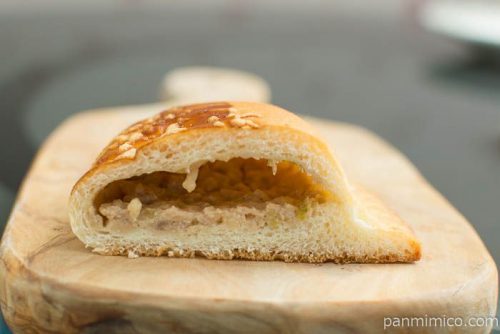 餃子みたいなパン【ファミリーマート】断面図