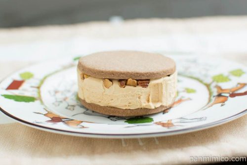 サクバタ サクッとバターサンドキャラメル【ローソン】断面図