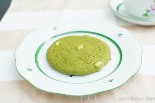 抹茶のソフトクッキー(西尾産抹茶使用)【ローソン】横から見た図