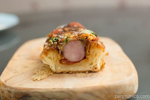 ブーランジェリーミヤナガルッコラとウインナーのクロワッサンドッグ断面図