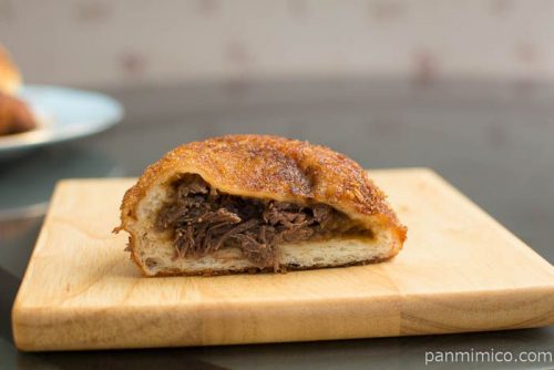ブーランジェリーミヤナガ肉肉カレーパン断面図