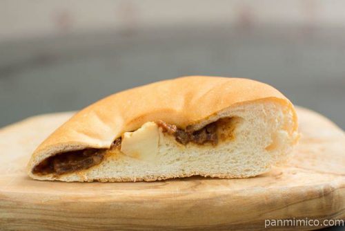 花椒のしびれる辛さ 麻婆豆腐ぱん【Pasco】断面図