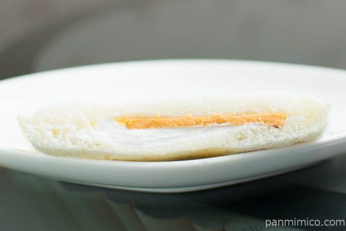 ランチパック（塩キャラメル板チョコ＆ホイップ）【ヤマザキ】断面図