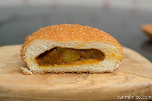 じゃがいもカレーパン(ウスターソース入り)【ヤマザキ】断面図