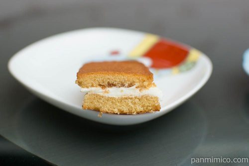 香ばしいクッキーのクリームサンド（キャラメル）【ファミマ】断面図