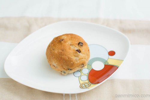 マチノパン　もち麦とくるみとレーズンのクリームチーズパン　2個入【ローソン】横から見た図