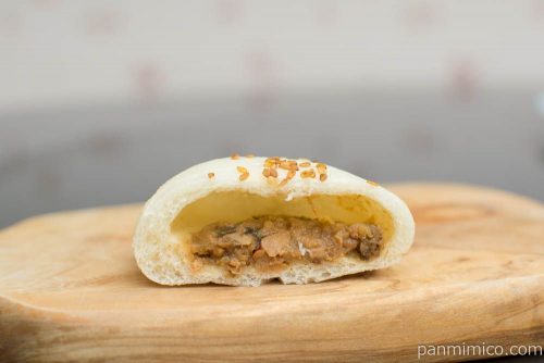 NL　糖質オフのしっとりパンなすみそ　2個入【ローソン】断面図