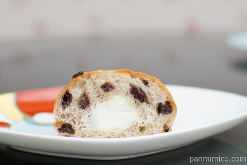 マチノパン　もち麦とくるみとレーズンのクリームチーズパン　2個入【ローソン】断面図