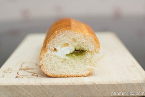 ヤマザキナイススティック（熊本県産メロンの果汁入りゼリー＆大阿蘇牛乳入りホイップ）断面図