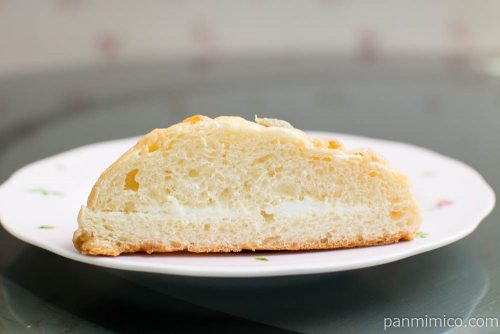 メープルメロンパン　りんごとぶどう入り【第一パン】断面図