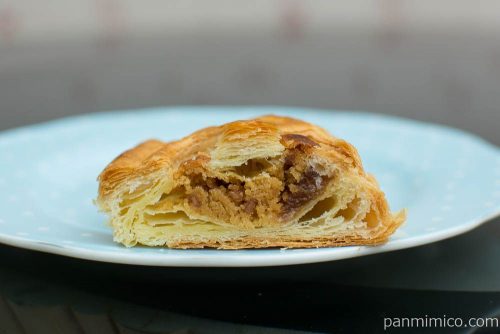 塩がコクをひきたてる塩キャラメルパイ【ファミリーマート】断面図