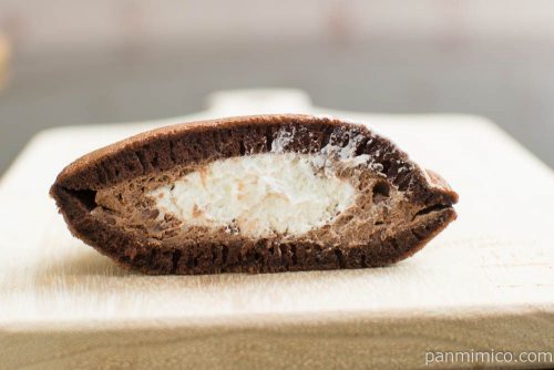 どらもっち(チョコチップ＆ホイップ)【ローソン】断面図