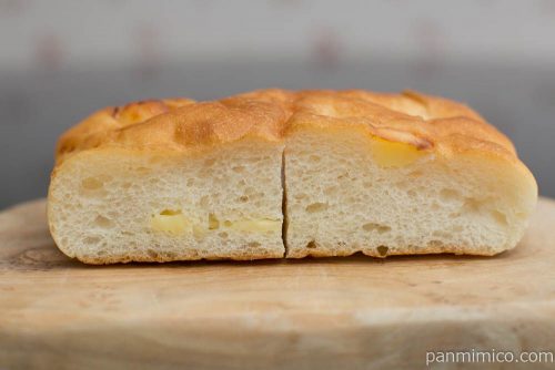 チーズとオニオンのフォカッチャ【Pasco】断面図