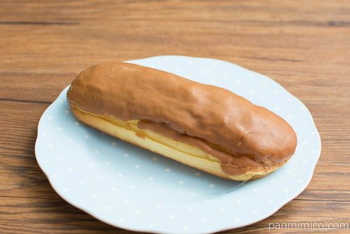 ヤマザキ キャラメルエクレールパン（コーヒーゼリー入りホイップ）横から見た図