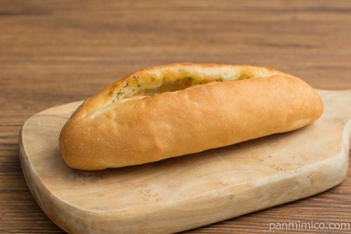 ベーコンわさびフランスパン【ファミリーマート】横から見た図