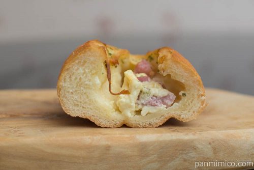 ベーコンわさびフランスパン【ファミリーマート】断面図