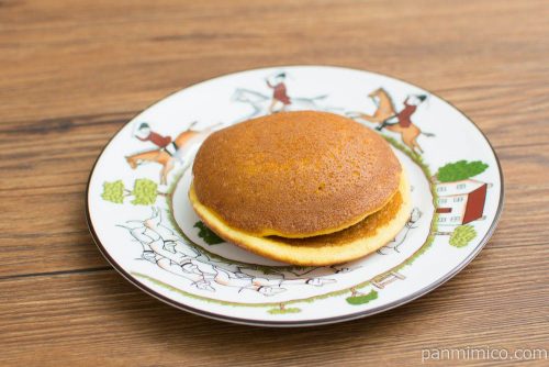 まるもち生どら黒糖わらび【ファミリーマート】横から見た図