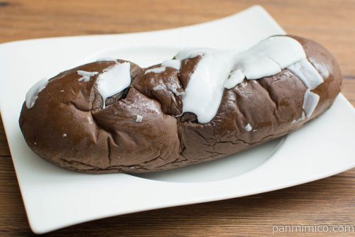 黒いロシアパン【ローソン】横から見た図